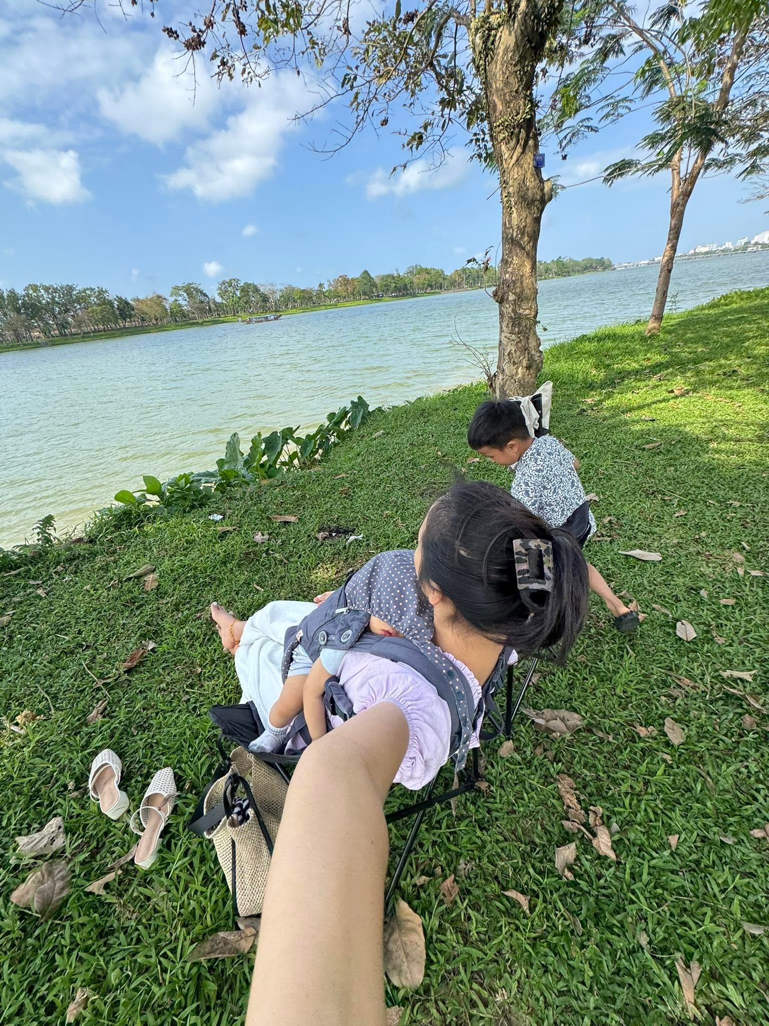 Mẹ Ryna Nguyễn và hai bé GNS